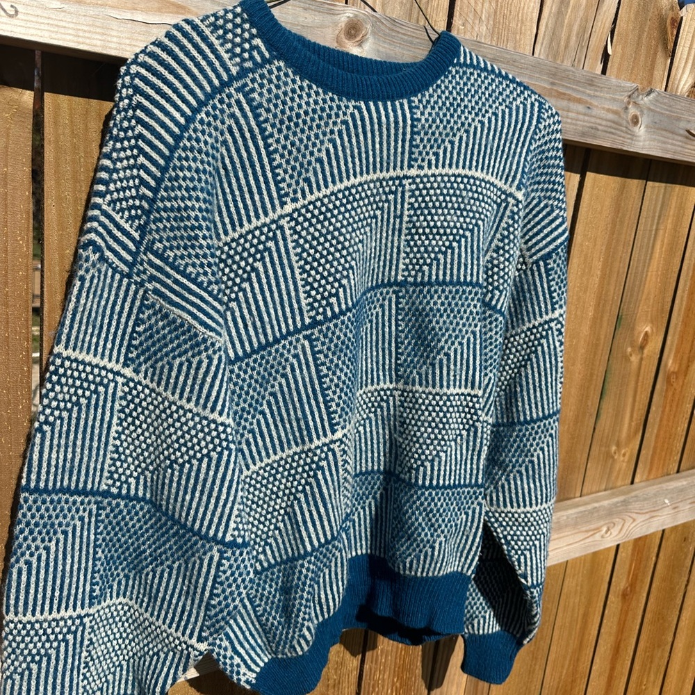 🥶 SOLD 🥶 Geometric Blue and White Sweater